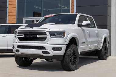 Lafayette - Nisan 2023: Ram 1500 sergisi Stellantis bayiliğinde. Ram, Rebel, Laramie, Big Horn ve Tradesman modellerinde 1500 teklif ediyor..