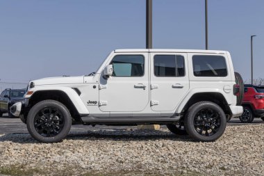 Bunker Hill - Nisan 2023: Stellantis bayiliğinde Jeep Wrangler sergisi. Jeep, Wrangler 'e Sport, Sahara ve Rubicon modelleri sunar..