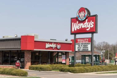 Peru - Nisan 2023: Wendy 'nin fast food restoranı. Wendys, Frosty Dairy Tatlısı ve kare hamburgerleriyle ünlüdür..