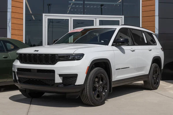 Logansport Sekitar April 2023 Jeep Grand Cherokee Ditampilkan Sebuah Dealer — Stok Foto