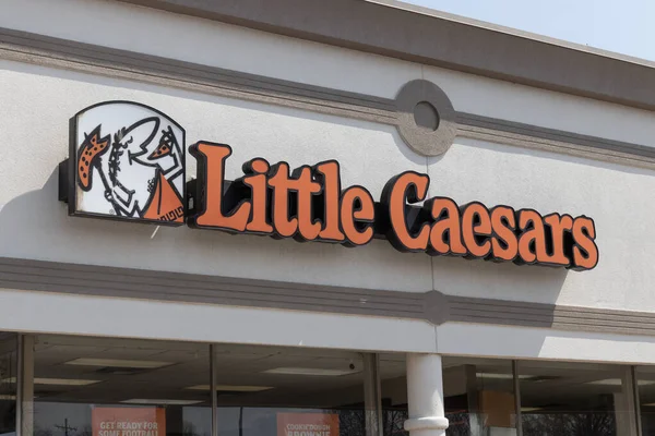 Logansport Circa April 2023 Kleine Caesars Pizza Franchise Little Caesars Stockafbeelding