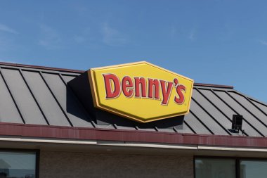 Indianapolis - 2023 yılı Nisan ayı civarı Denny 'nin hızlı gündelik restoran ve lokantası. Dennys nesillerdir gece yemeklerinin gözdesidir..