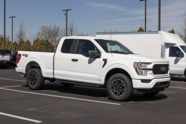 Zionsville - Nisan 2023: Ford F-150 bir galeride sergileniyor. Ford F150 XL, XLT, Lariat, King Ranch, Platinum ve Limited modellerinde mevcuttur..