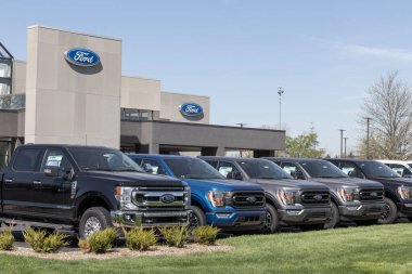 Zionsville - Nisan 2023: Ford F-250 ve F-150 bir galeride sergileniyor. Ford F-Serisi kamyonetleri ABD 'de en çok satan kamyonlardır..