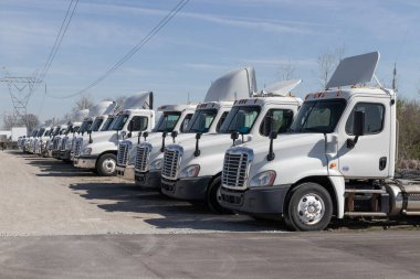 Indianapolis - Nisan 2023: Yük gemisi Semi Traktör Karavanı Big Rig Trucks satılığa çıktı. Freightliner 'ın sahibi Daimler..
