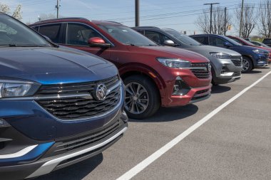 Carmel - Nisan 2023: Buick Encore SUV sergisi. Buick, Amazon Alexa, Apple Carplay ve Android Auto 'yla birlikte tekrarı sunar..