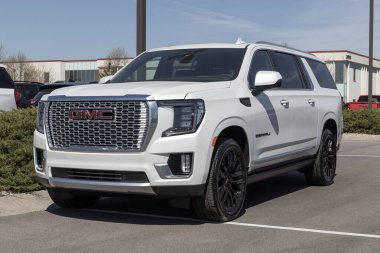 Carmel - Nisan 2023: GMC Yukon SUV bir galeride sergileniyor. GMC, SLE, SLT, AT4 ve Denali Ultimate modellerinde Yukon sunar..