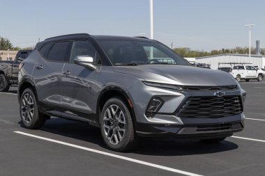 Indianapolis - Nisan 2023: Chevrolet Blazer bir galeride sergileniyor. Chevy Blazer 'a 2LT, 3LT ve RS modelleri sunar.
