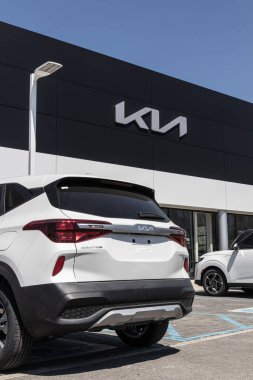 Indianapolis - Nisan 2023: Kia Seltos bir galeride sergileniyor. Kia, Seltoları LX, S, EX, Geceçöküşü ve SX modellerinde sunar..
