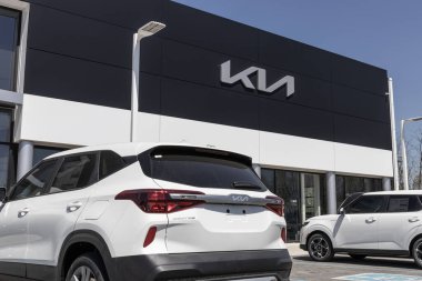 Indianapolis - Nisan 2023: Kia Seltos bir galeride sergileniyor. Kia, Seltoları LX, S, EX, Geceçöküşü ve SX modellerinde sunar..
