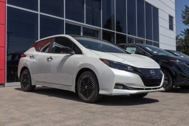 Indianapolis - Nisan 2023: Nissan Leaf bir galeride sergileniyor. Nissan Yaprak 'a S ve SV Plus modelleri sunar..