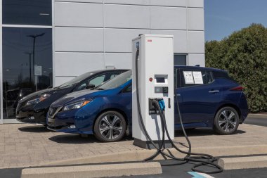 Indianapolis - Nisan 2023: ABB EV elektrikli araç şarj cihazıyla Nissan Leaf sergisi. Nissan Yaprak 'a S ve SV Plus modelleri sunar..