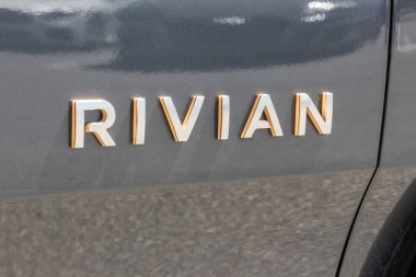 Indianapolis - Nisan 2023: Rivian R1S EV Elektrikli Araç Sergisi. Rivian, Macera ve Fırlatma modellerinde R1S sunar.
