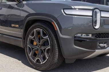 Indianapolis - Nisan 2023: Rivian R1S EV Elektrikli Araç Sergisi. Rivian, Macera ve Fırlatma modellerinde R1S sunar.