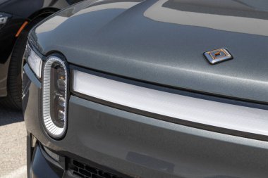 Indianapolis - Nisan 2023: Rivian R1S EV Elektrikli Araç Sergisi. Rivian, Macera ve Fırlatma modellerinde R1S sunar.