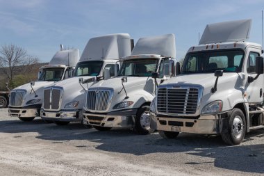 Indianapolis - Nisan 2023: Kenworth, International ve Freightliner kamyonları satıldı. Kamyonun yarı traktörü çok rağbet görüyor..
