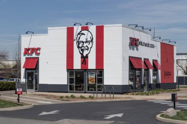 Indianapolis - Nisan 2023: KFC Fried Chicken restoranı. Kentucky Fried Chicken Uber ve Door Dash dağıtım ve servis hizmeti sunuyor..