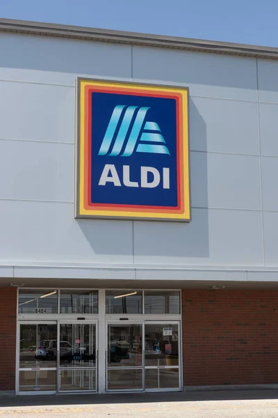 Indianápolis Circa Abril 2023 Aldi Supermercado Descuento Aldi Vende Una — Foto de Stock