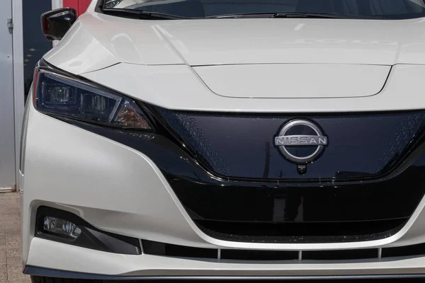 Indianapolis Sekitar April 2023 Nissan Leaf Ditampilkan Sebuah Dealer Nissan — Stok Foto
