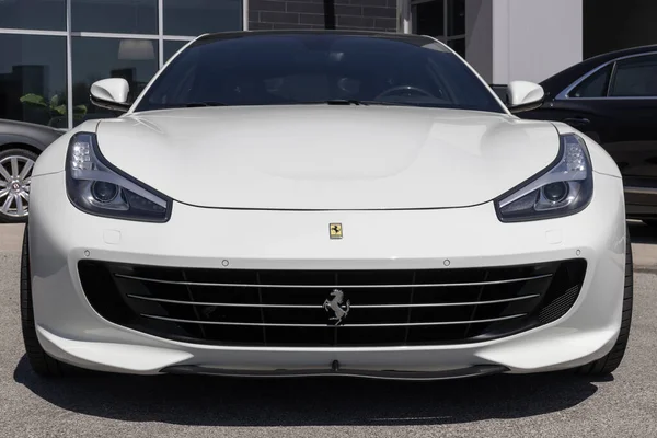Indianapolis - Nisan 2023: Ferrari GTC4Lusso galeride sergileniyor. Ferrari GTC4Lusso 6.2 litre - 12 silindir, dört koltuklu büyük turnuva..