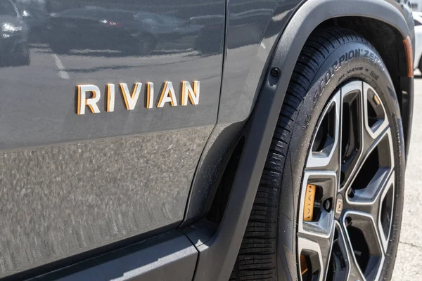 인디애나 폴리스 Circa 2023 Rivian R1S Electric Vehicle Display Dealter — 스톡 사진