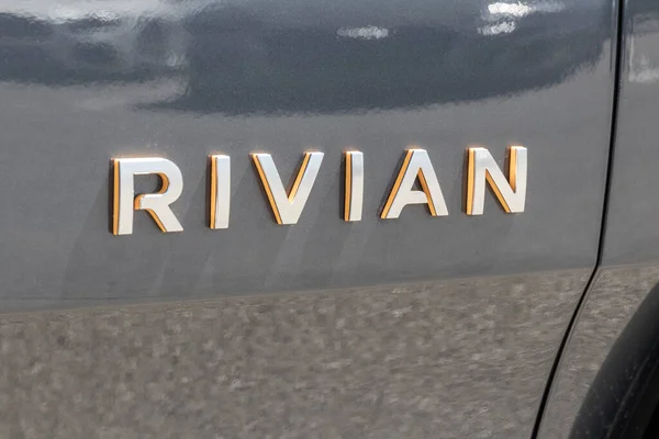 Indianapolis Sekitar April 2023 Rivian R1S Electric Vehicle Display Dealership — Stok Foto
