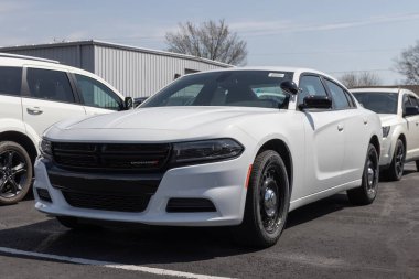Marion - Nisan 2023 'te Dodge Charger Pursuit bir galeride sergilendi. Dodge, Charger Pursuit 'e standart 3.6L V6 veya 5.7L Hemi motoru sunar..