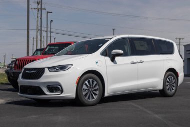 Marion - Nisan 2023: Chrysler Pacifica Hybrid SUV bir galeride sergileniyor. Chrysler, Pacifica 'yı Touring, Limited ve Pinnacle modellerinde sunuyor.