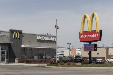 Marion - Nisan 2023: McDonald 's Restoranı. McDonald 's çalışanlarına daha yüksek saatlik ücret, ücretli izin ve okul taksitleri sunuyor..