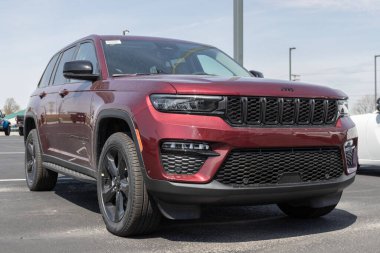 Marion - Nisan 2023: Jeep Grand Cherokee sergisi bir galeride. Cip, Laredo, Limited ve Trailhawk modellerinde Grand Cherokee sunar..