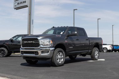 Marion - Nisan 2023: Ram 2500, Stellantis bayiliğinde sergileniyor. Ram, 2500 adet normal, mürettebat veya Mega Taksi modelini sunar..