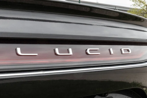 Chicago Circa April 2023 Lucid Air Touring Sedan Display Het Rechtenvrije Stockfoto's