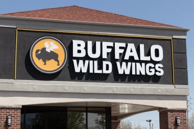 Varşova - Mayıs 2023: Buffalo Vahşi Kanatlar Restoranı. Bizon Vahşi Kanatları, bizon kanatları ve sosları konusunda uzmandır..