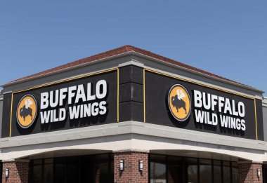 Varşova - Mayıs 2023: Buffalo Vahşi Kanatlar Restoranı. Bizon Vahşi Kanatları, bizon kanatları ve sosları konusunda uzmandır..