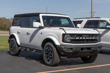 Silver Lake - Mayıs 2023: Ford Bronco sergisi. Bronkolar temel modelle geliyor ya da Ford 'un sokak ve off-road kullanımı için 200 kadar aksesuarı var..