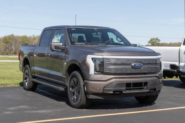 Gümüş Göl - Mayıs 2023: Ford F-150 Lightning ekran. Ford, Pro, XLT, Lariat ve Platinum modellerinde F150 Lightning tüm elektrik kamyonlarını sunar..