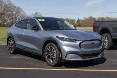 Silver Lake - Mayıs 2023: Kullanılmış Ford Mustang Mach-E sergisi. Arz sorunlarıyla, Ford talebi karşılamak için ön sahipli araba satışlarına güveniyor.
