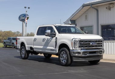 Silver Lake - Mayıs 2023: Ford F-350 mürettebat taksisi bir galeride sergileniyor. Ford F350 XLT, Lariat, King Ranch ve Platinum modellerinde mevcuttur..