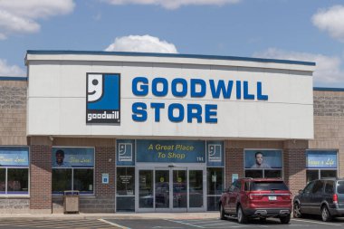 Varşova - Mayıs 2023: Goodwill Store. İyi niyet, iş arayanlara olanak sağlayan hizmetler sunar.
