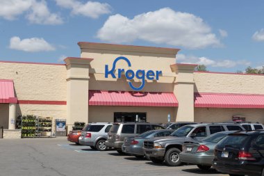 Varşova - Mayıs 2023: Kroger Süpermarket. Kroger, ABD 'deki en büyük market zincirlerinden biridir..