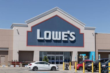 Varşova - Mayıs 2023: Lowe 'un Ev Geliştirme Deposu. Lowe 's ABD genelinde perakende ev geliştirme ve teçhizat mağazaları işletiyor..