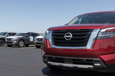 Varşova - Mayıs 2023: Nissan Car, SUV ve kamyonet satıcısı. Nissan, Sentra, Altima ve Versa 'yı üretir..