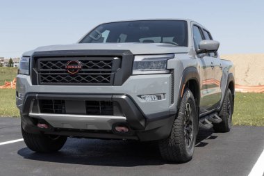 Varşova - Mayıs 2023: Nissan Frontier kamyonet sergisi bir galeride. Nissan, King ve Crew taksi modelleriyle Sınır 'ı öneriyor..