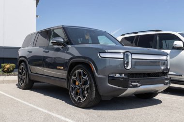 Indianapolis - Nisan 2023: Rivian R1S EV Elektrikli Araç Sergisi. Rivian, Macera ve Fırlatma modellerinde R1S sunar.