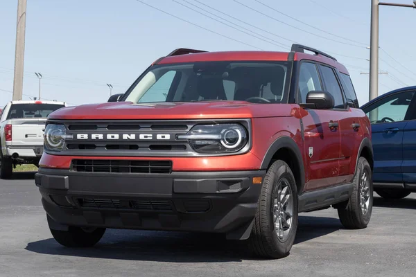 stock image Warsaw - Circa May 2023: Used Ford Bronco display at a dealership. With supply issues, Ford is relying on pre-owned car sales to meet demand.