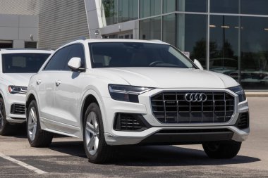Indianapolis - Mayıs 2023: Audi Q8 bir galeride sergileniyor. Audi, Q8 'i Premium veya S Line Premium modellerinde sunar.