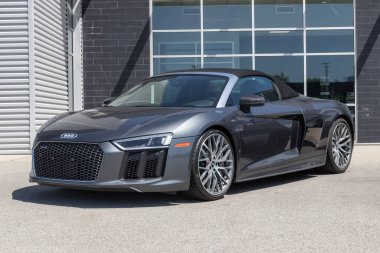 Indianapolis - Mayıs 2023: Audi R8 bir galeride sergileniyor. Audi, R8 'i spor araba veya coupe modellerinde sunar..