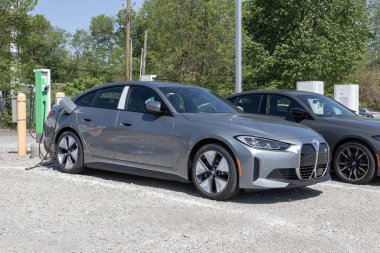 Indianapolis - Mayıs 2023: BMW i4 eDrive35 EV elektrikli araç sergisi bir bayilikte. BMW i4 e4 eDrive35 'e 260 mil menzili sunar.