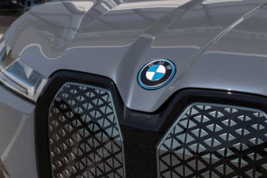 Indianapolis - Mayıs 2023: BMW iX xDrive50 EV elektrikli araç galerisinde sergilenmektedir. BMW iX xDrive50 'ye 300 mil menzili sunar.
