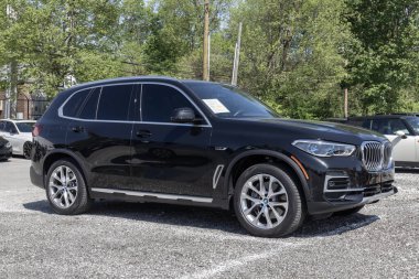 Indianapolis - Mayıs 2023: BMW X5 xDrive45e Plug-In Hybrid sergisi bir galeride. BMW X5 xDrive45e PHEV 'i lüks bir SUV olarak sunar.